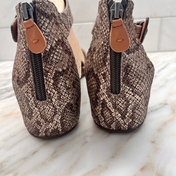 WOMEN'S Gentle Souls By Kenneth Cole Gisele Wedge Sandal, Antique Gold Metallic - Picture 11 of 12